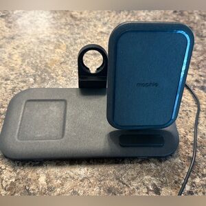 Mophie Dual Wireless Charging Pad in Black and Blue